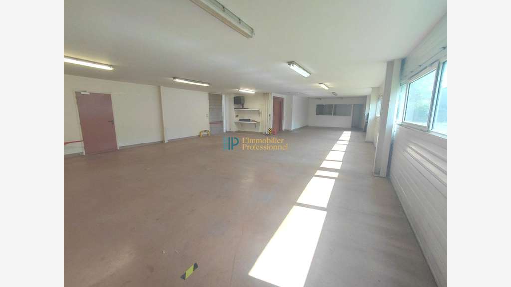 A louer local d'activité 335m² à Plomelin  