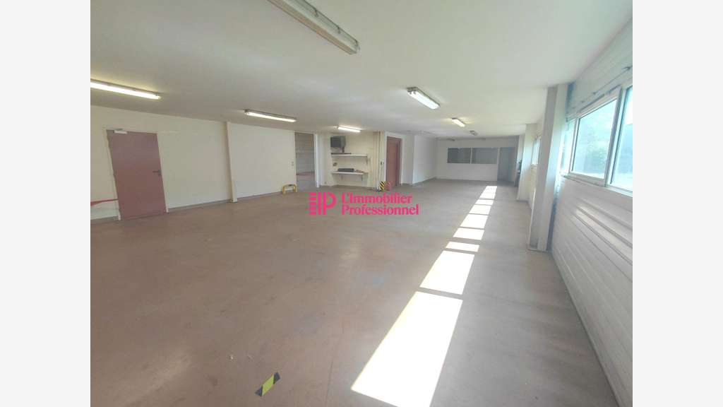 A louer local d'activité 335m² à Plomelin  