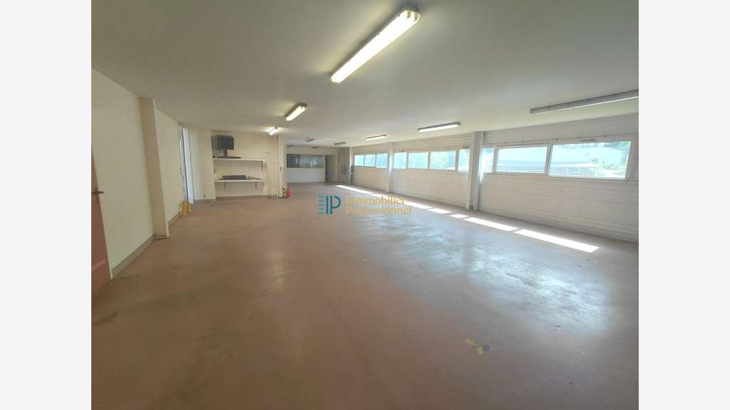A louer local d'activité 335m² à Plomelin  