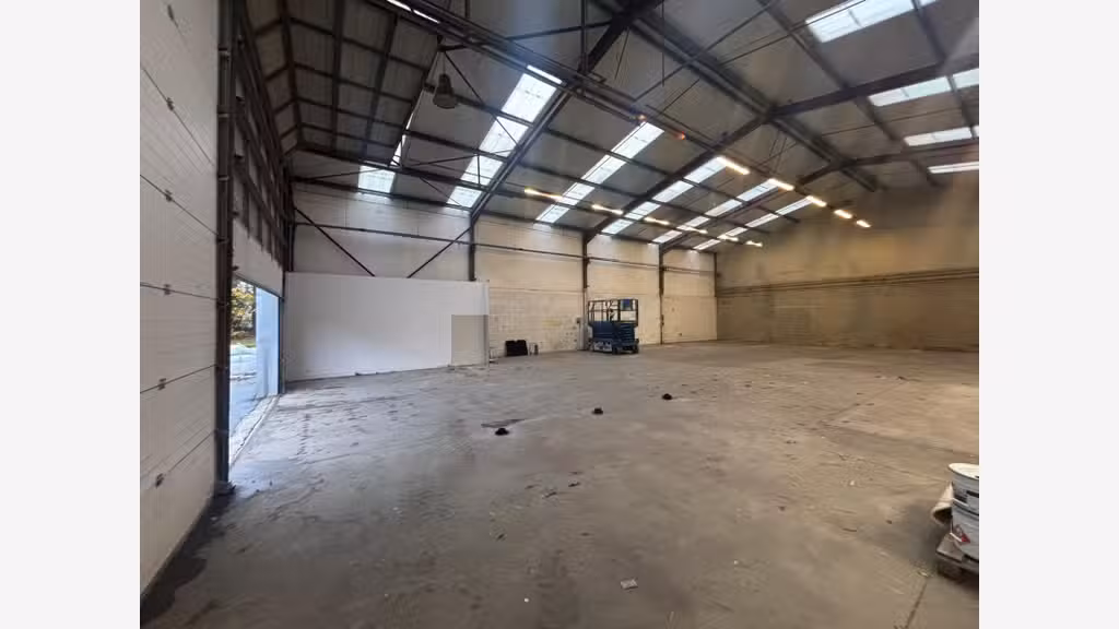 Local d'activité de 400m² à louer à Plomelin