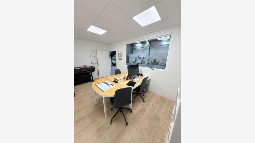 A louer bâtiment d'activité 680m² prox de Quimper