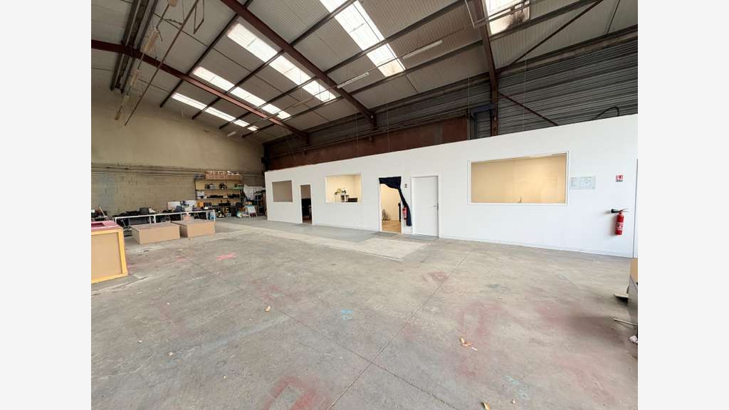 A louer bâtiment d'activité 680m² prox de Quimper