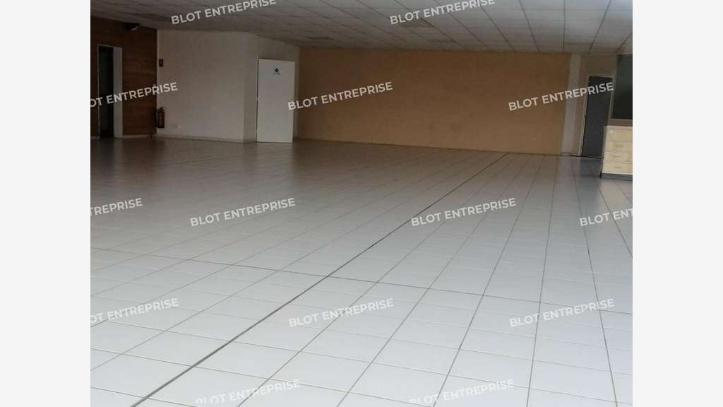 A louer local 500m² Zone de Restavy à Plouay