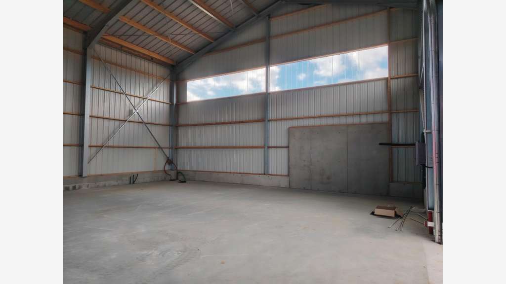A louer box neuf de 127m² à Ploudaniel