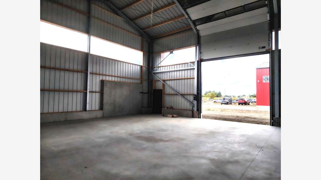 A louer box neuf de 127m² à Ploudaniel