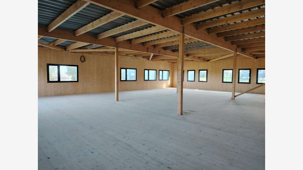 A louer bureaux de 230m² au 1er étage à Ploudaniel