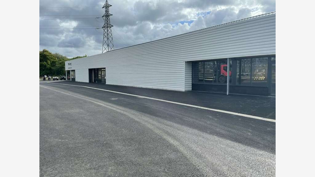 A louer local d' activités de 700m² à Plouedern