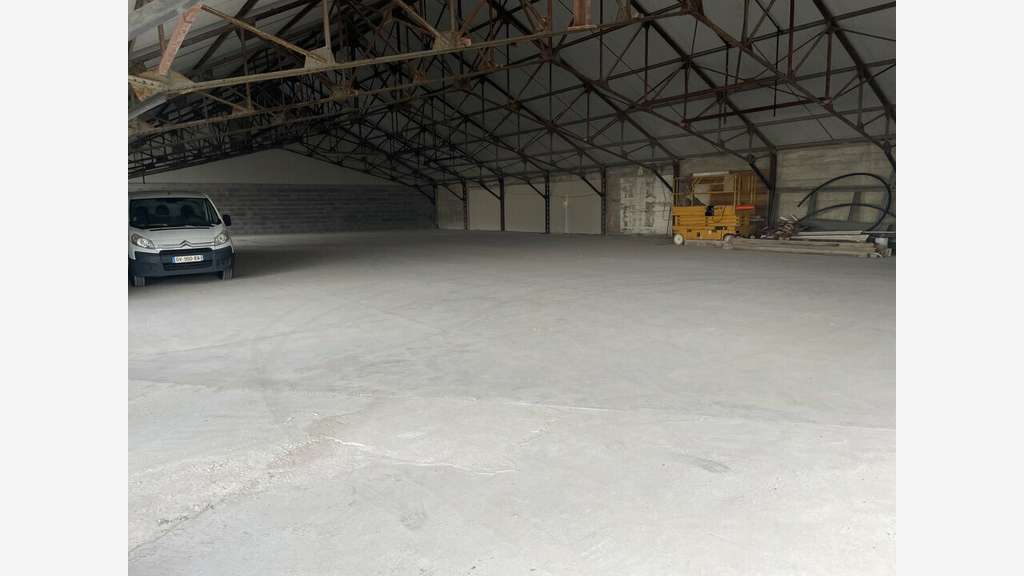 A louer local d' activités de 700m² à Plouedern