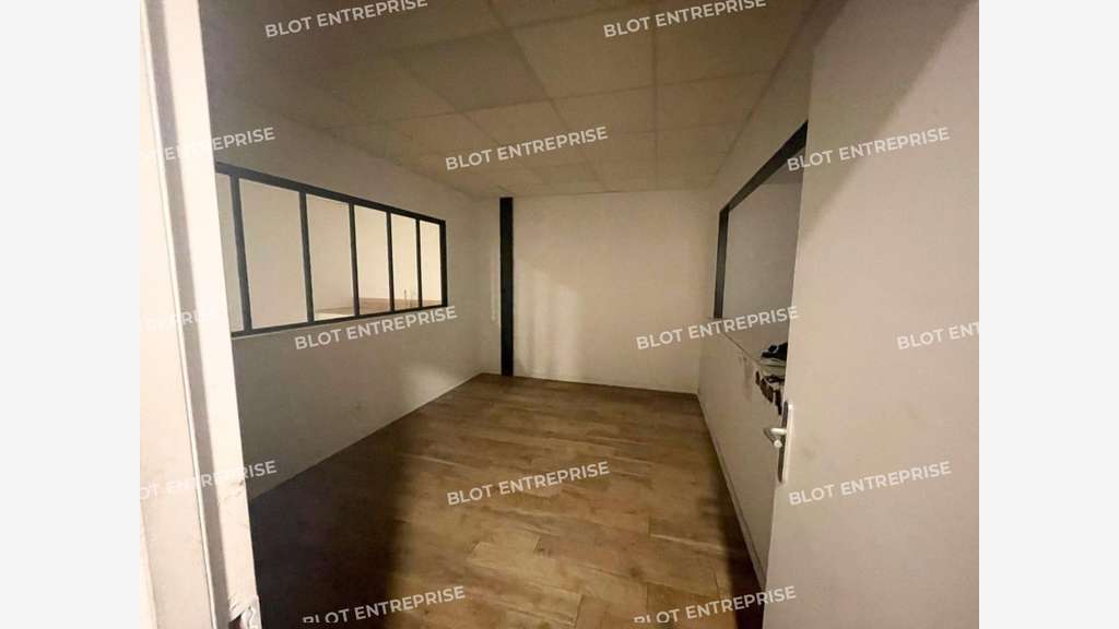 A louer bâtiment indépendant 370m² à Ploufragan