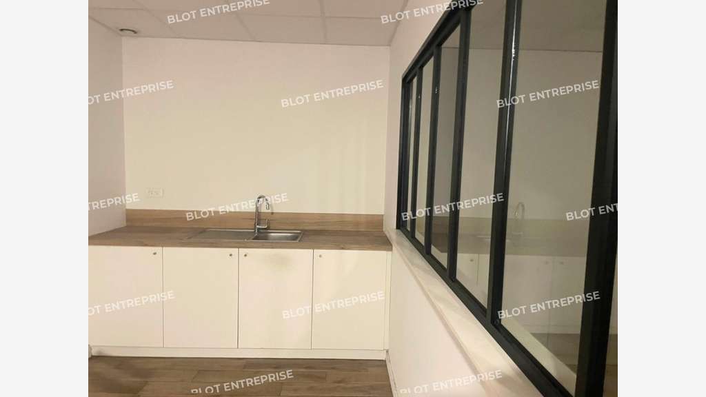 A louer bâtiment indépendant 370m² à Ploufragan