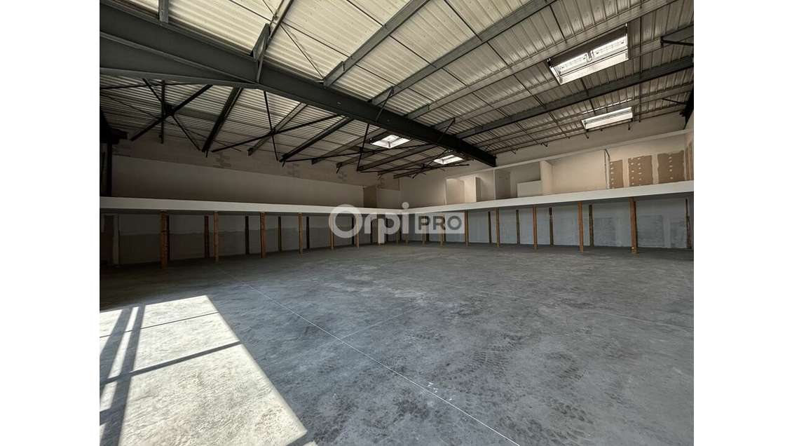 Local commercial de 1000m² à louer à Plougoumelen