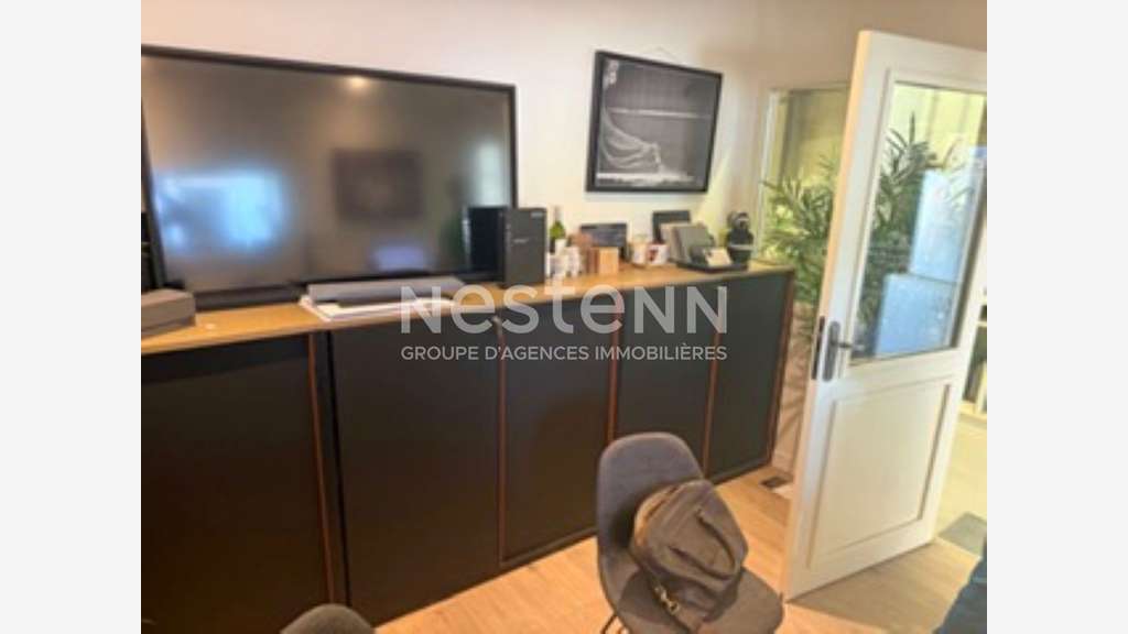 Loue local d'activité 630m² pleine visibilité 56