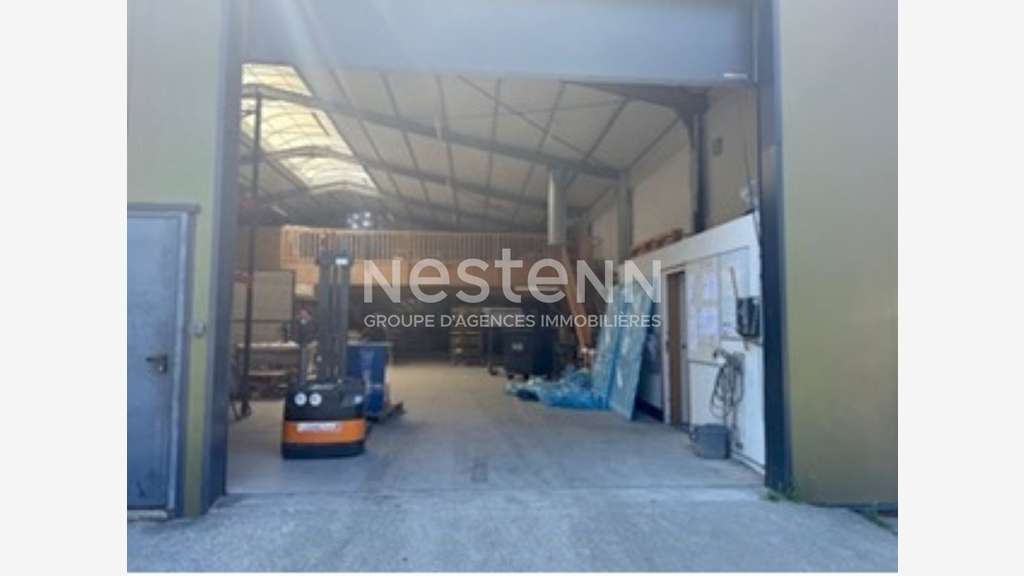 Loue local d'activité 630m² pleine visibilité 56