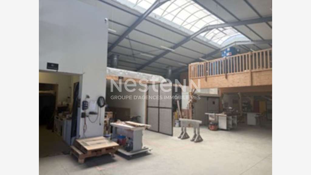 Loue local d'activité 630m² pleine visibilité 56