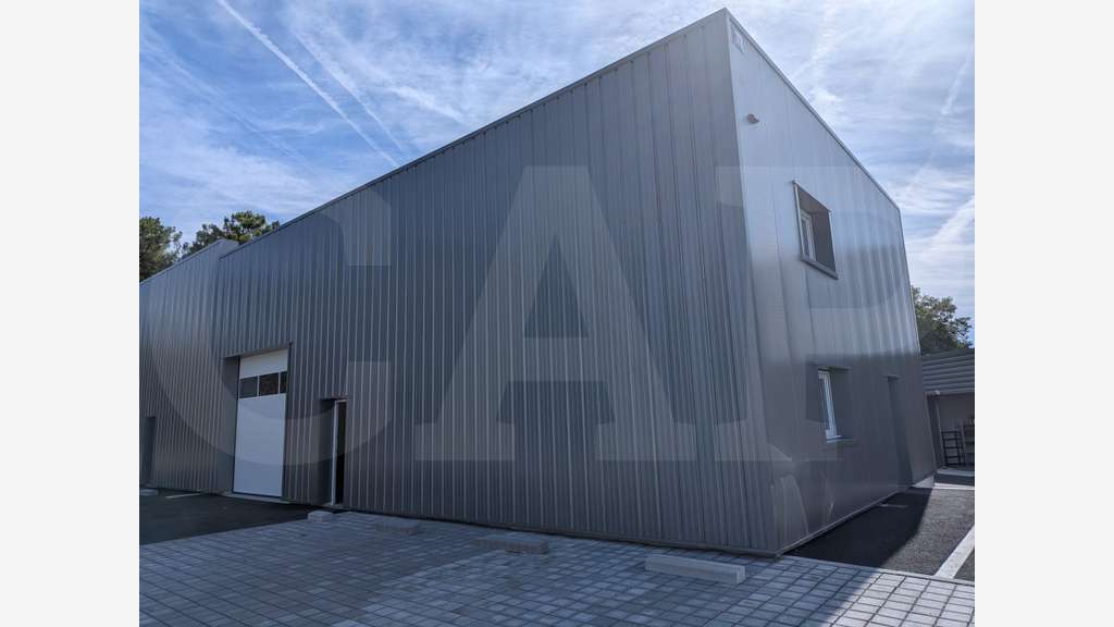 Loue bâtiment activités neuf 205m² au Plougoumelen