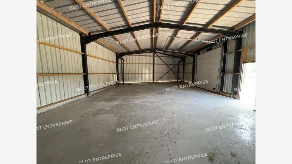 À LOUER - LOCAL D'ACTIVITES - 240 m² PLOUIGNEAU