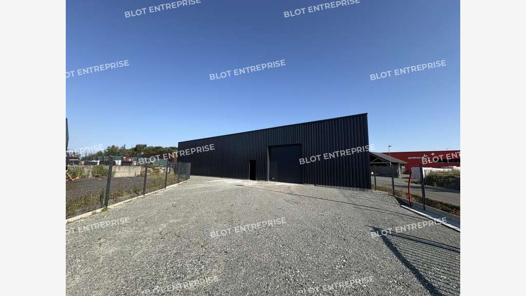 À LOUER - LOCAL D'ACTIVITES - 240 m² PLOUIGNEAU