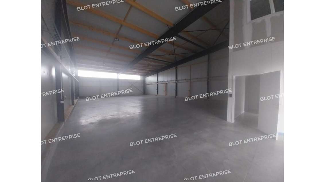 A louer local d'activités 300m² à Pluméliau