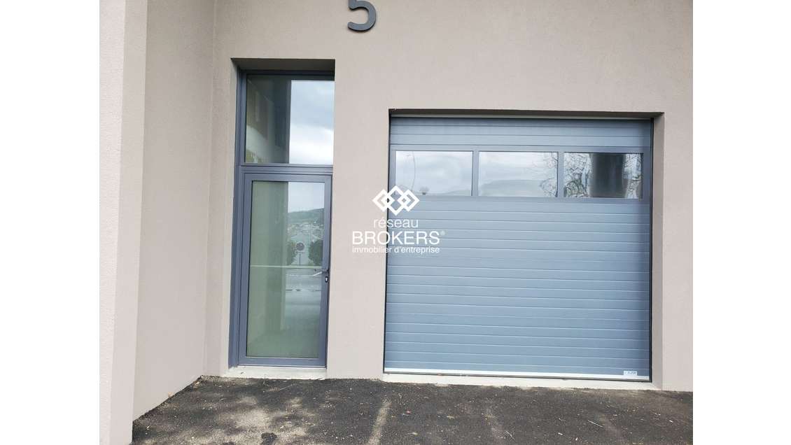 A louer local professionnel neuf 130m² à Poisy  