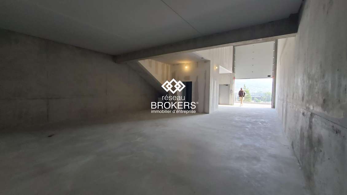 A louer local artisanal 200m² Poisy Parc de Calvi
