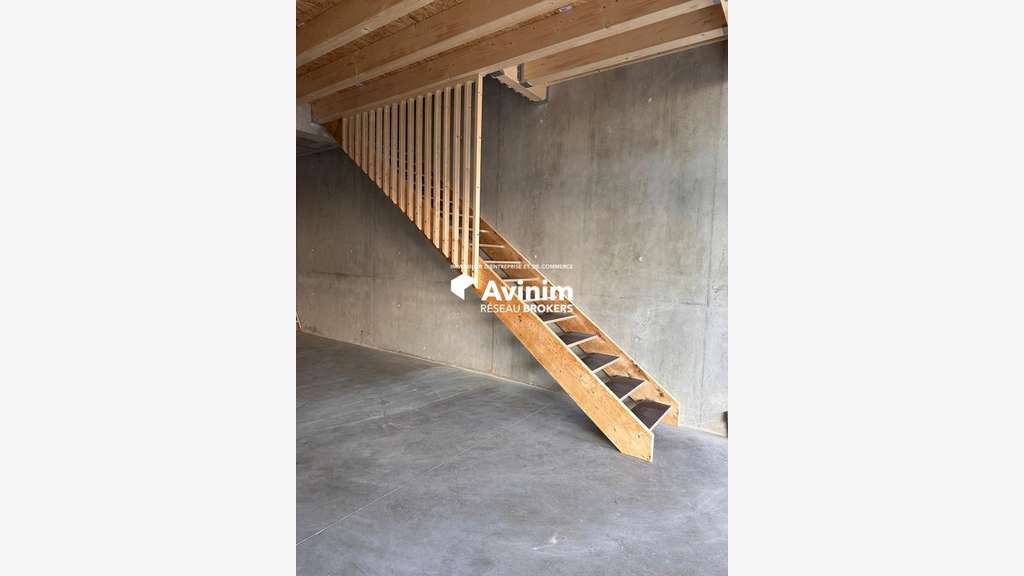 Box professionnel neuf 116m² à louer Poisy