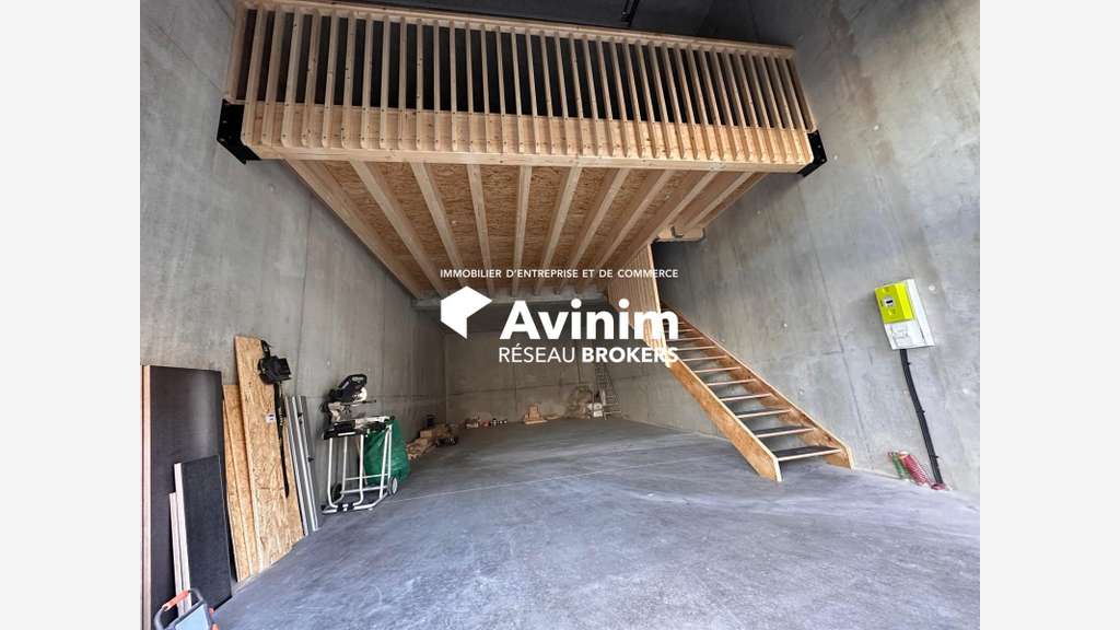 Box professionnel neuf 116m² à louer Poisy