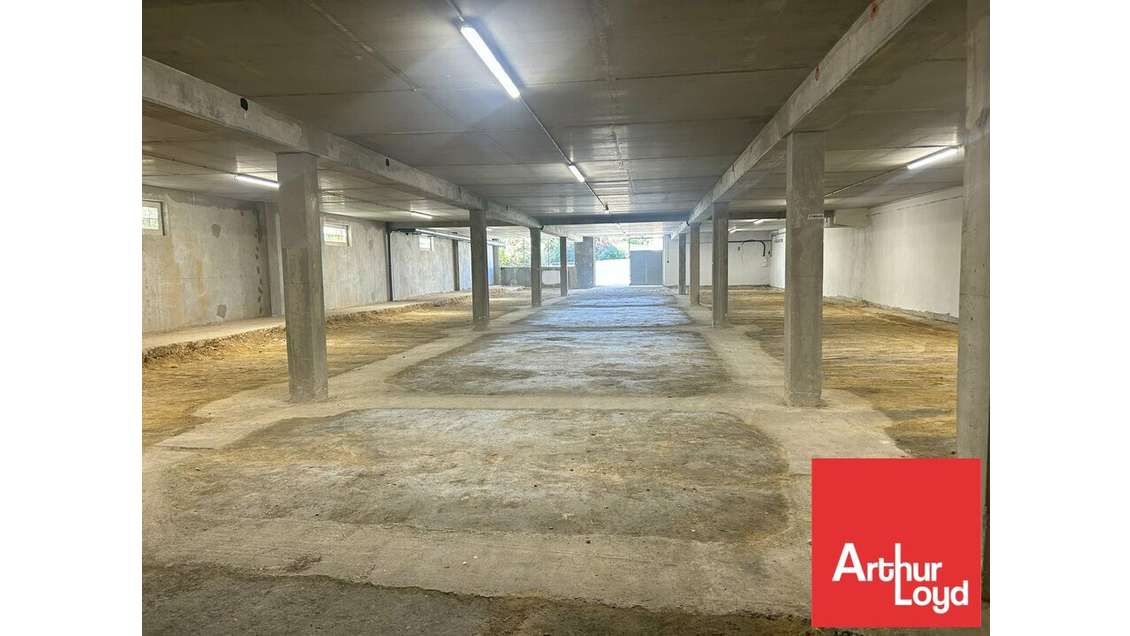 Entrepôt 650m² à louer zone commerciale Poitiers
