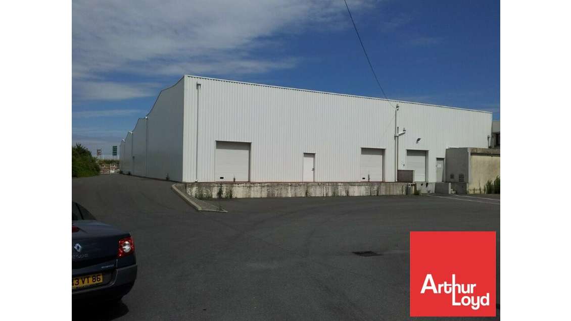Entrepôts de 730m² à louer à Poitiers empl strat