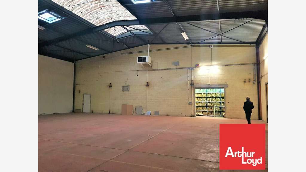 Entrepôts de 730m² à louer à Poitiers empl strat