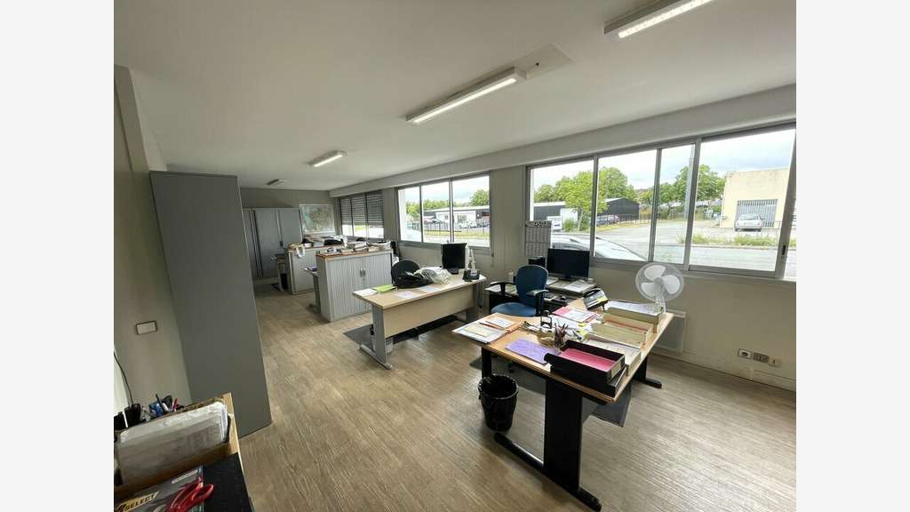 Local d'activité 958m² à louer Poitiers République