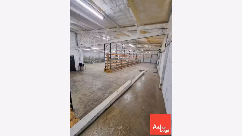 Entrepôt de 386m² à louer empl strat à Poitiers