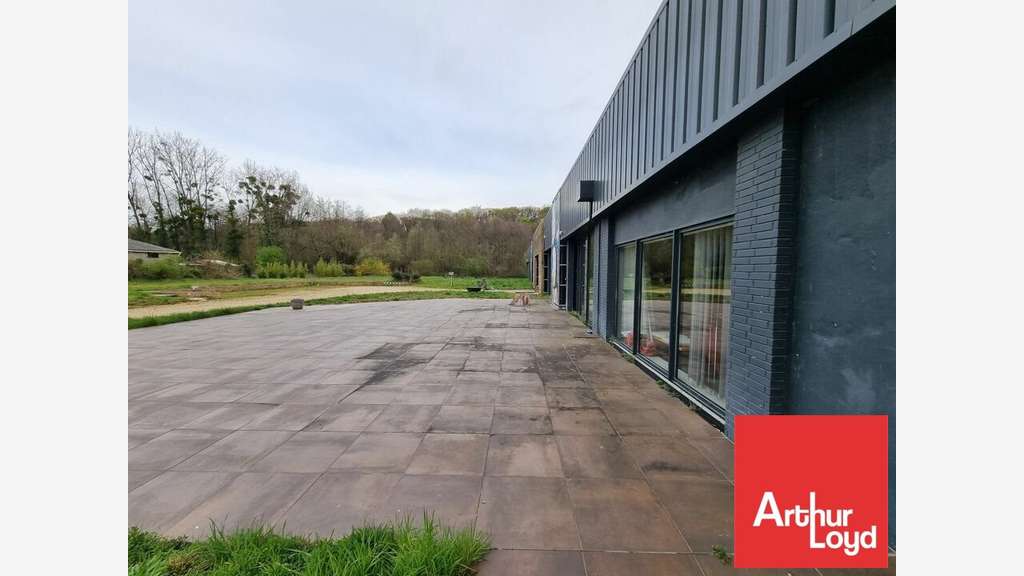 Entrepôt de 386m² à louer empl strat à Poitiers