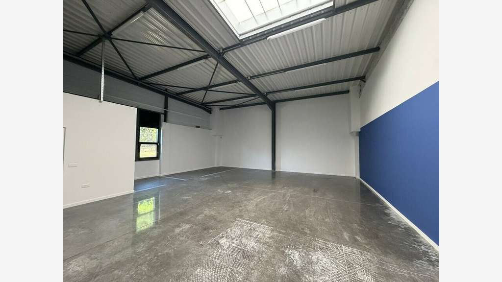 Locaux 295m² à louer à Pommiers