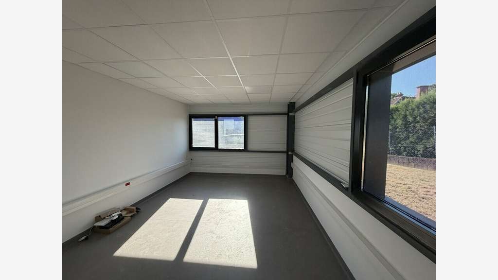 Locaux 295m² à louer à Pommiers