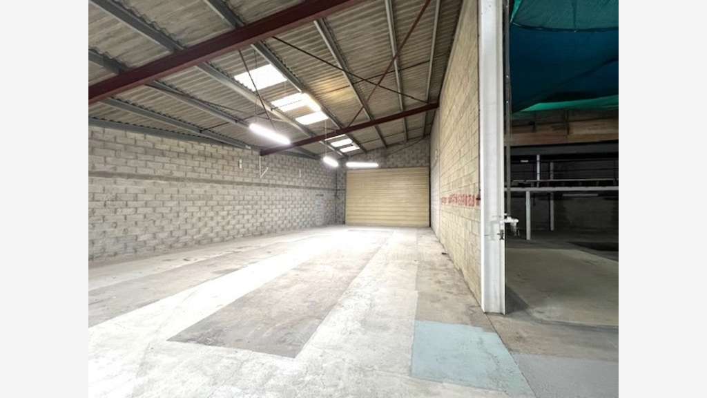 A louer bâtiment 360m² à Pons