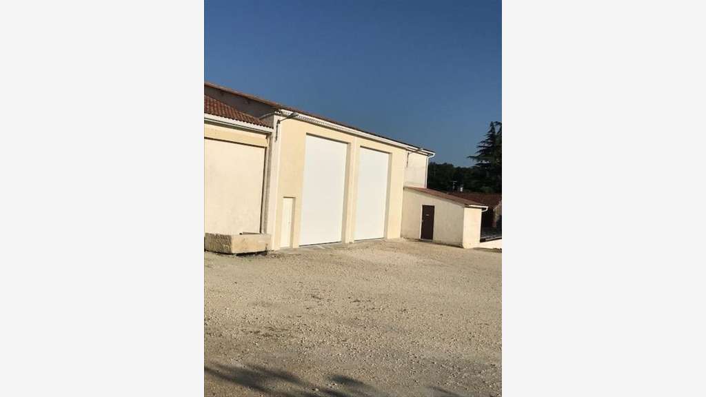 A louer bâtiment 360m² à Pons