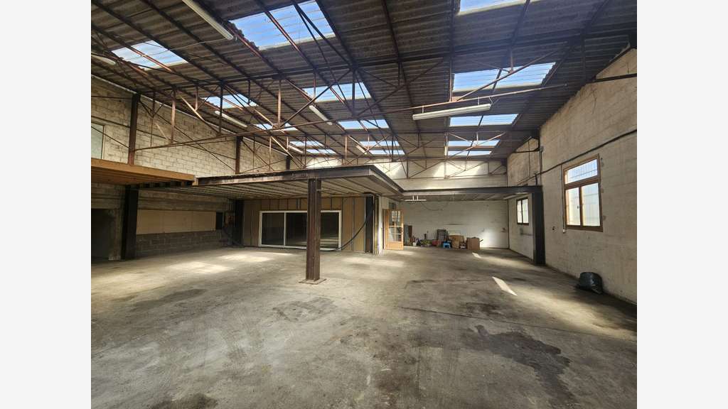 A louer entrepôt 390m² et mezzanine 170m² à Pons
