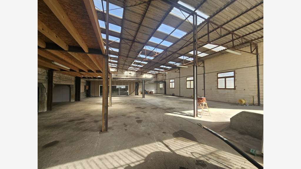 A louer entrepôt 390m² et mezzanine 170m² à Pons