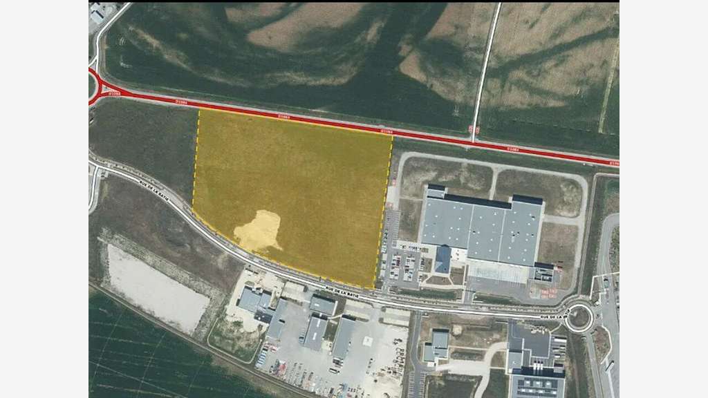 A louer entrepôt 17000m²  empl strat Pont-d'Ain