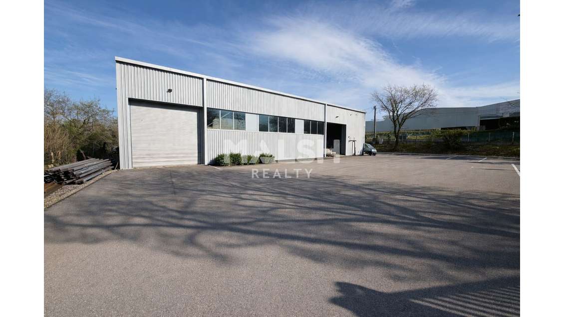 Bâtiment d'activités indépendant équipé d'un pont