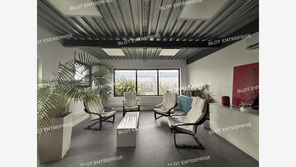 À LOUER - LOCAUX D'ACTIVITÉS - 282 M² - PONT SA