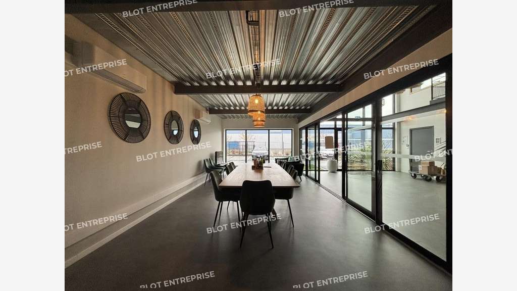 À LOUER - LOCAUX D'ACTIVITÉS - 282 M² - PONT SA