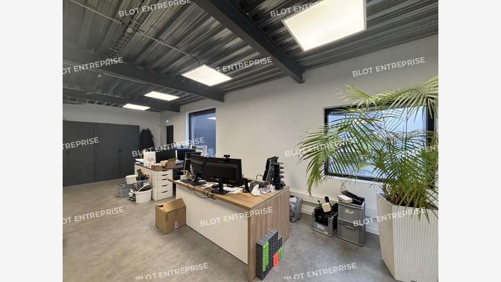 À LOUER - LOCAUX D'ACTIVITÉS - 282 M² - PONT SA
