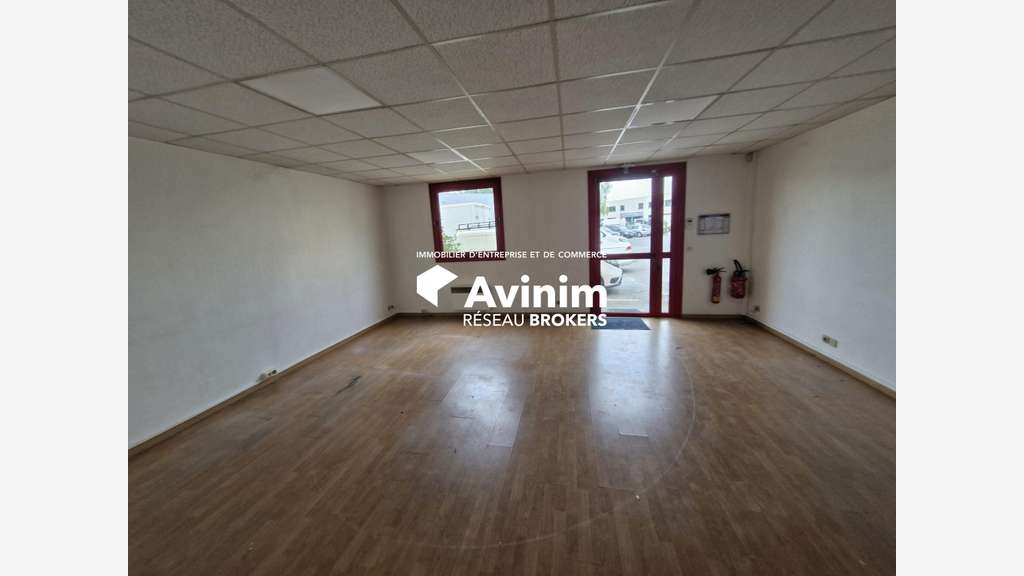 A louer local 368m² à Pontault-Combault N104/A4