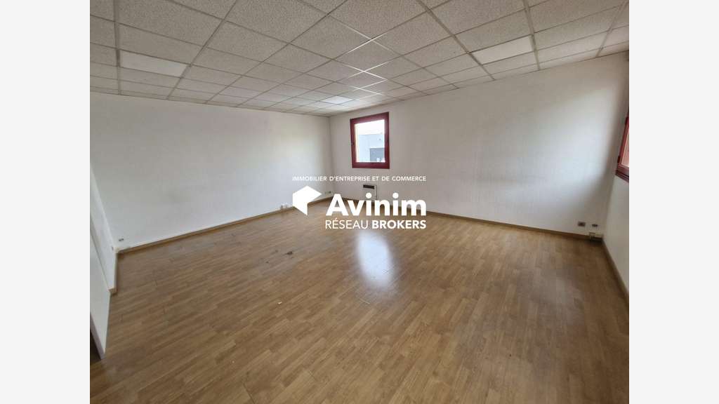 A louer local 368m² à Pontault-Combault N104/A4