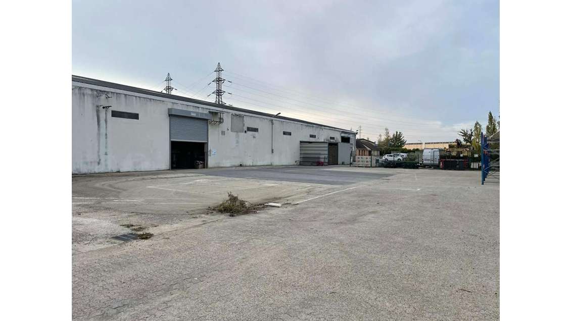 A louer local d'activité 380m² à Pontpoint ZI Moru