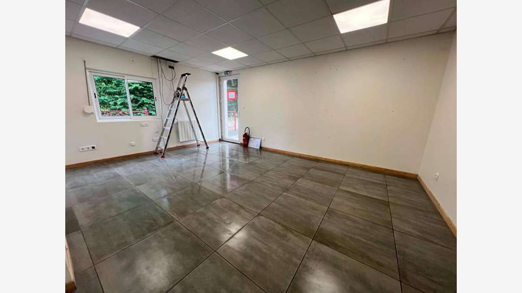 A louer local d'activité 380m² à Pontpoint ZI Moru