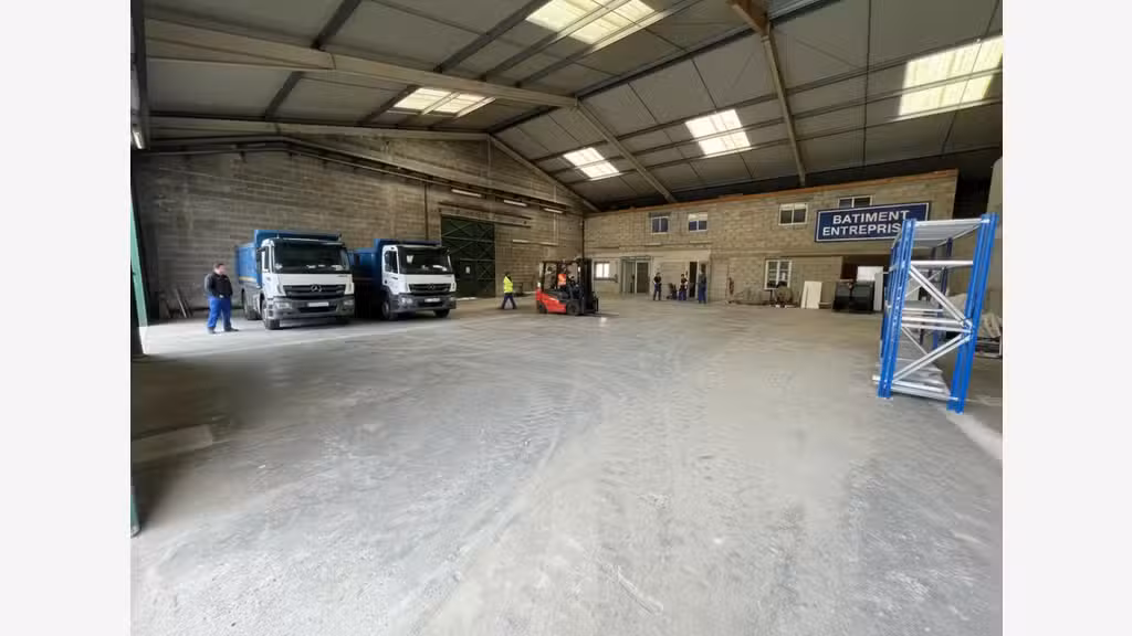 A louer local d'activité 380m² à Pontpoint ZI Moru