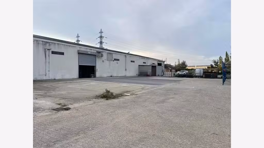 A louer local d'activité 380m² à Pontpoint ZI Moru