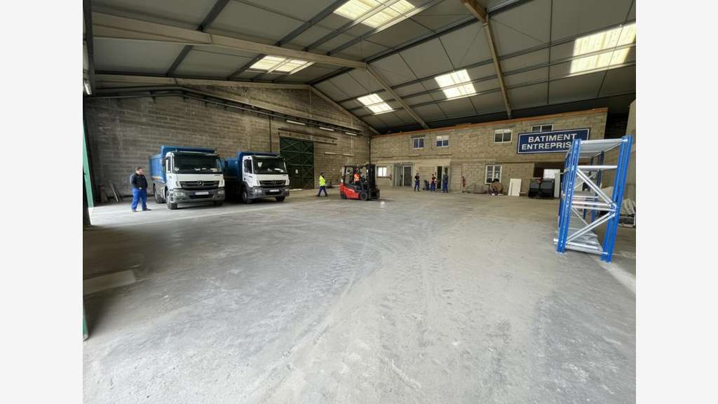 A louer local d'activité 380m² à Pontpoint ZI Moru